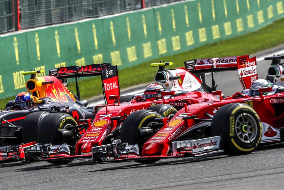 Alla prima curva Verstappen infila aggressivo Raikkonen che a sinistra non ha spazio da Vettel: il contatto  inevitabile. Epa